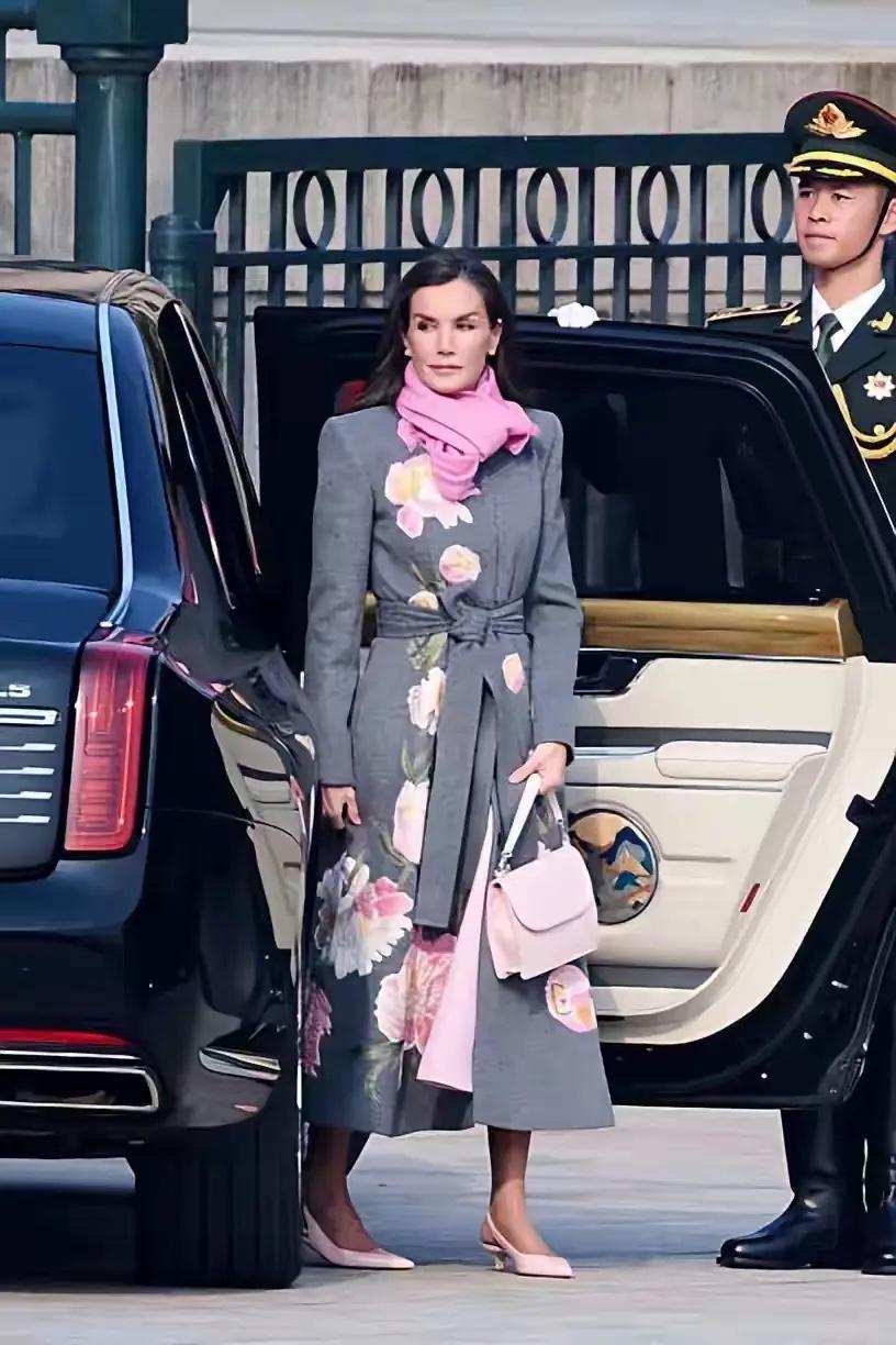 西班牙王后莱蒂齐亚的中国行，

直接把“优雅外交”焊在了热搜上！这哪是国事访问，