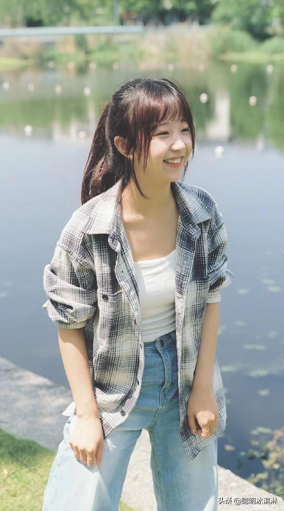 阳光下的少女，微笑着看向远方，享受着宁静的时光。