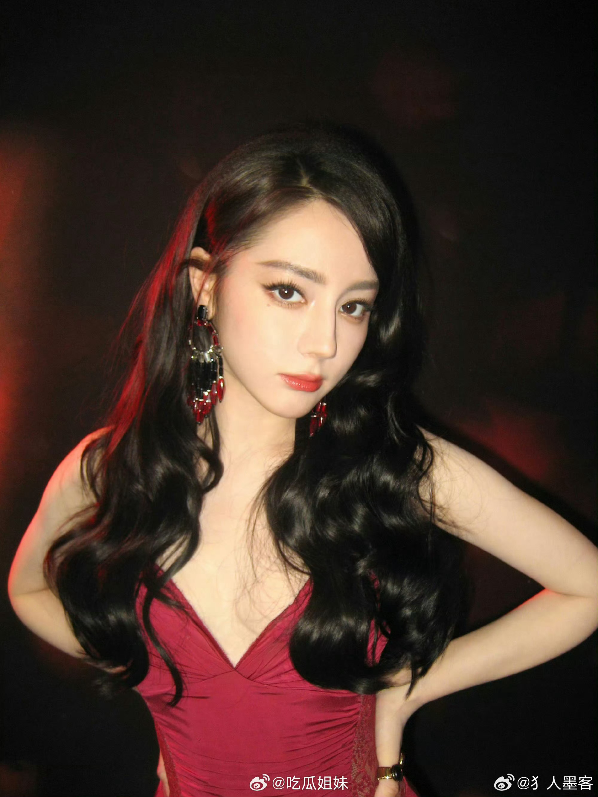 迪丽热巴现在人还在飞机上趁人家不能上网…… 