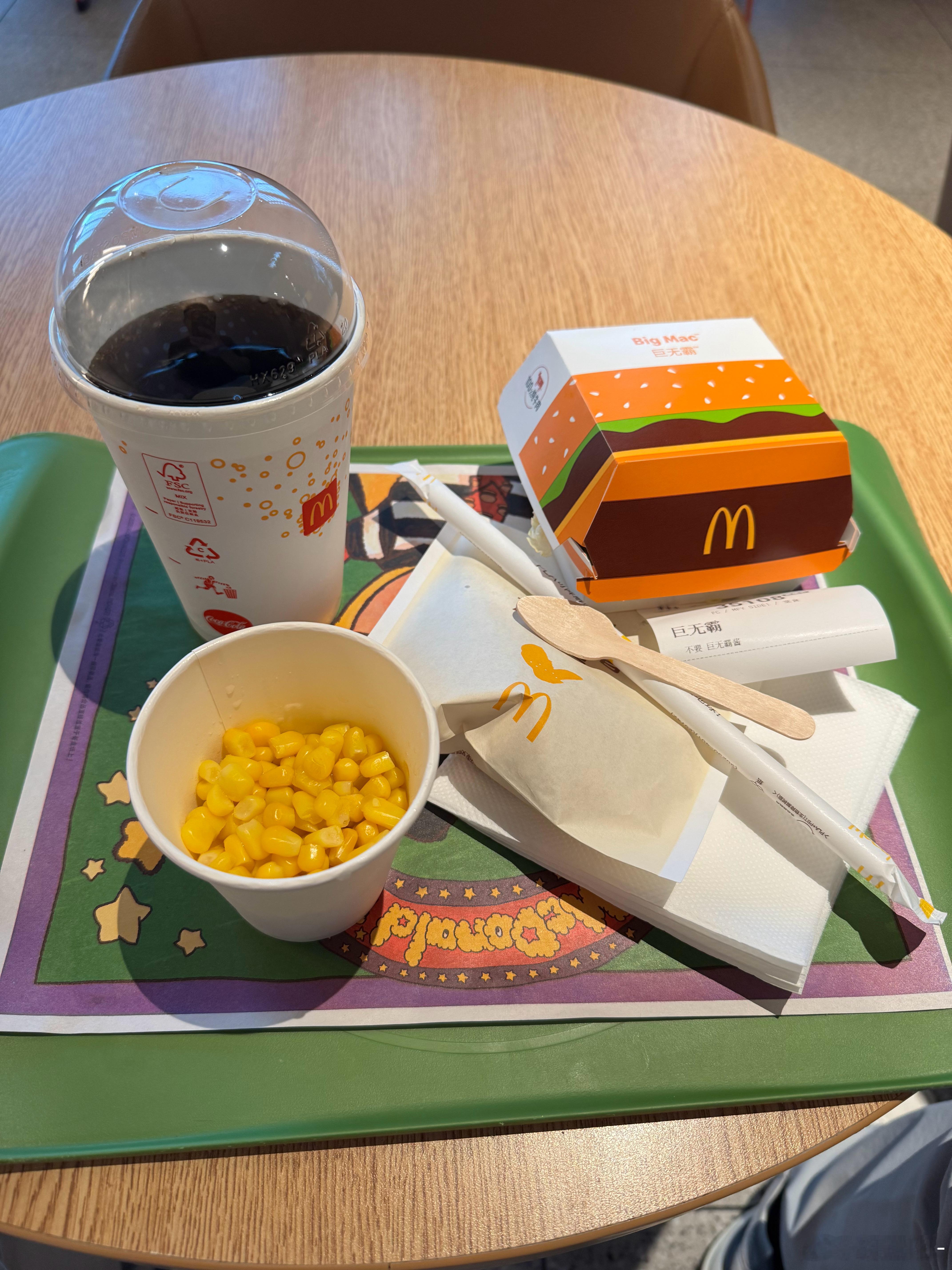 登机口附近有麦记赶紧炫一套但是众所周知 机场店比外面贵一个巨无霸套餐加鸡腿卖68