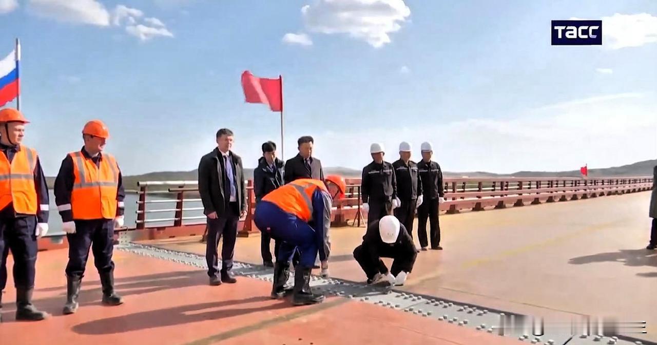 大俄和主体的首座公路桥（图们江二桥））完成主跨合龙，这进度不慢啊！

作为一条横
