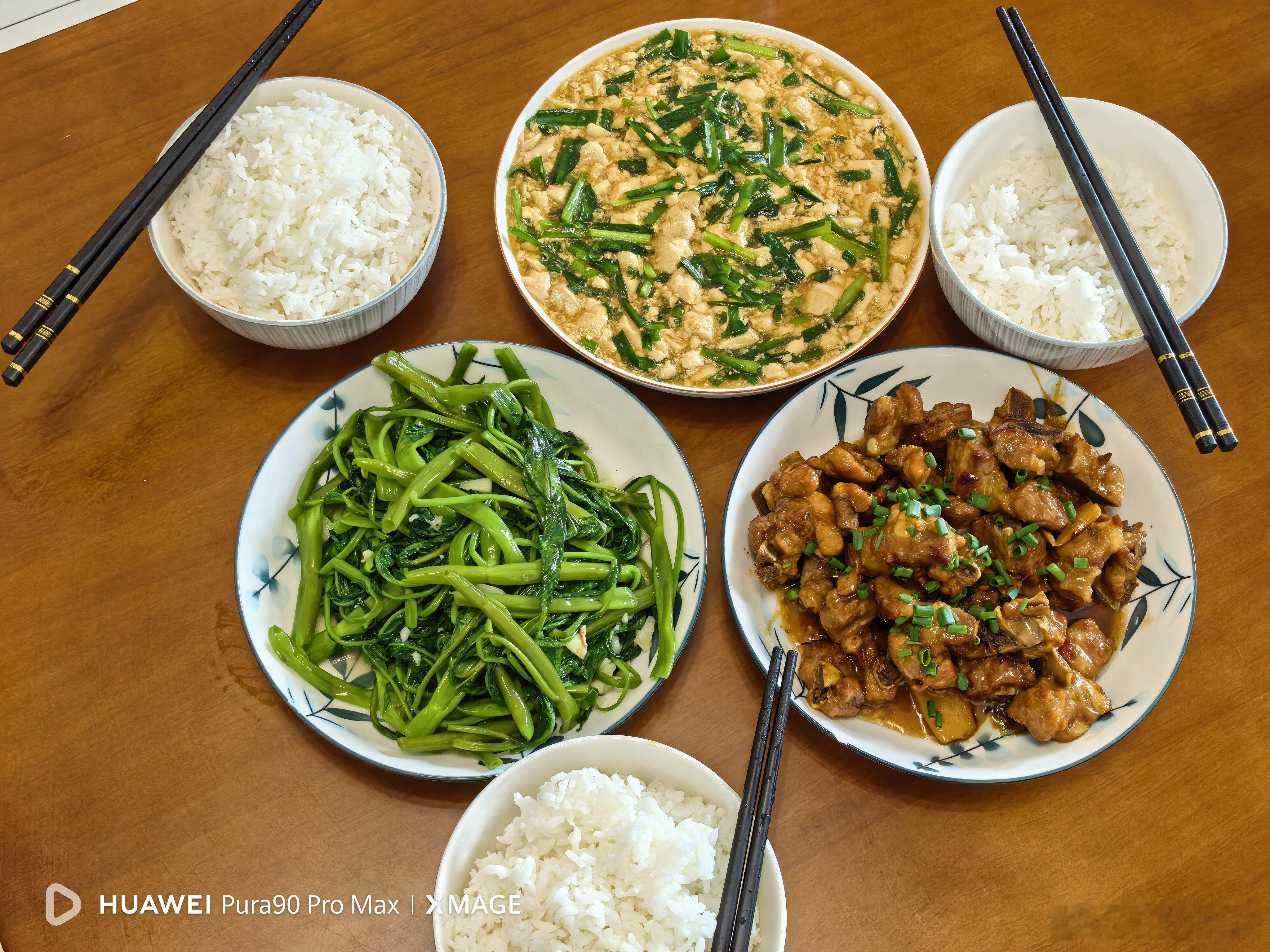 今日午餐，红烧排骨＋韭菜焖山水豆腐＋炒ong菜，不到是四十块钱