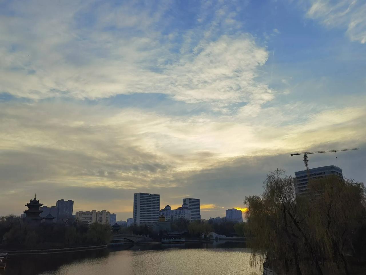 迎泽公园七孔桥上拍天空