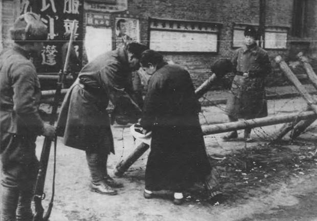 1939年，汉奸程锡庚在电影院看电影，锄奸队想除掉他，却因灯光昏暗无法确定身份，