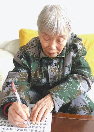 你敢信吗？一个90多岁的老太太，脚上蹬着15块钱的旧鞋子，住着武汉不起眼的小院，