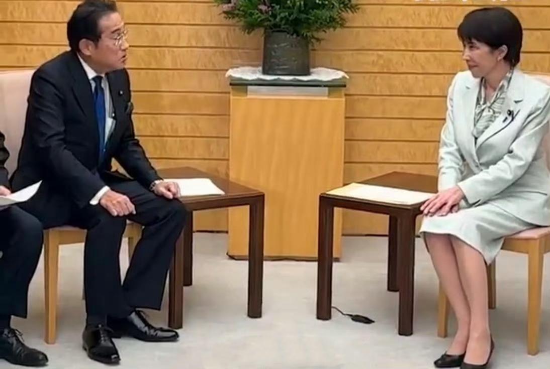 日本前首相、现增长战略总部负责人岸田文雄，向高市早苗汇报工作，提交了一份提案，概