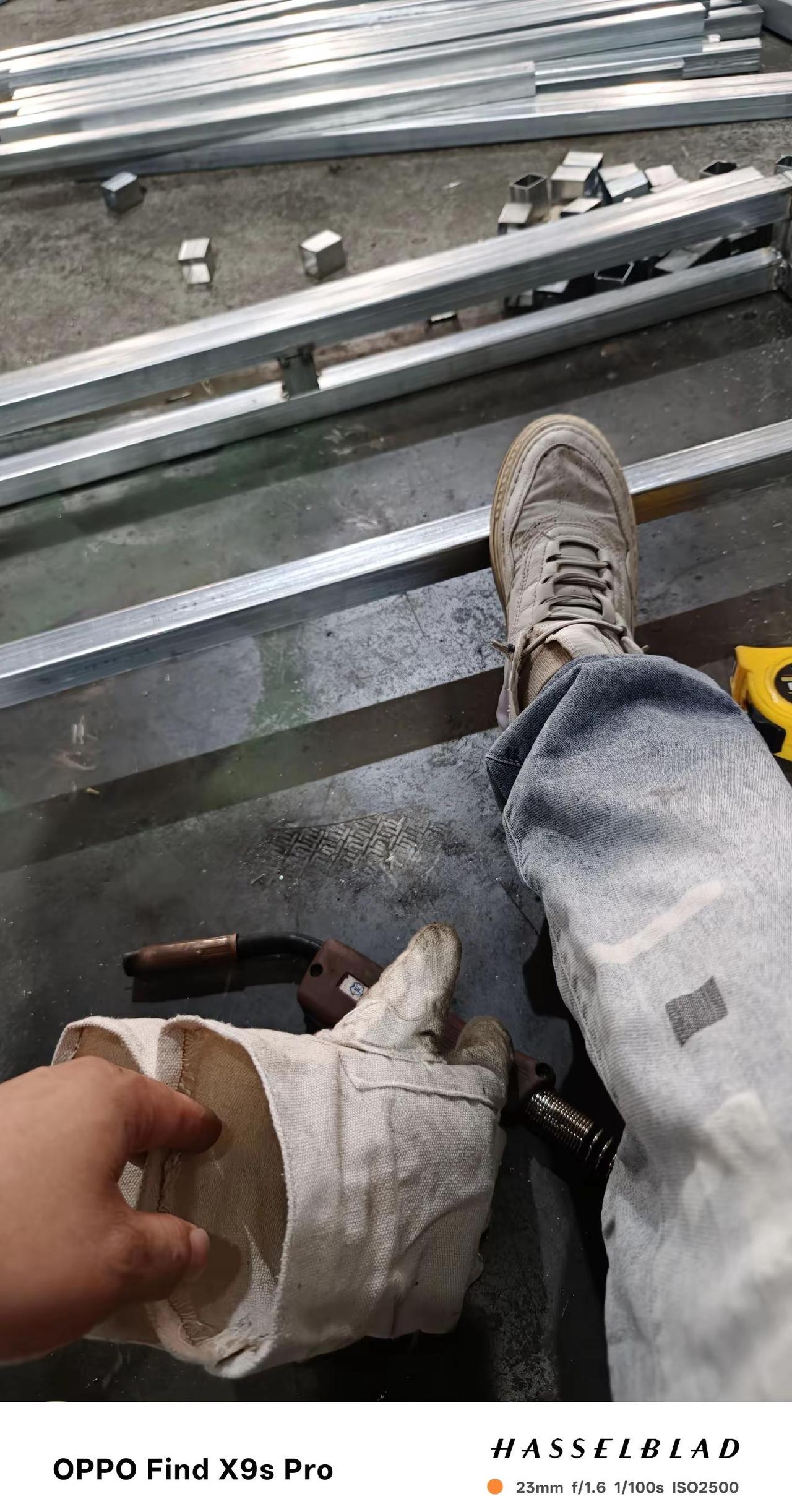 找个会电焊的男朋友不好吗？随时可以亮瞎你的眼