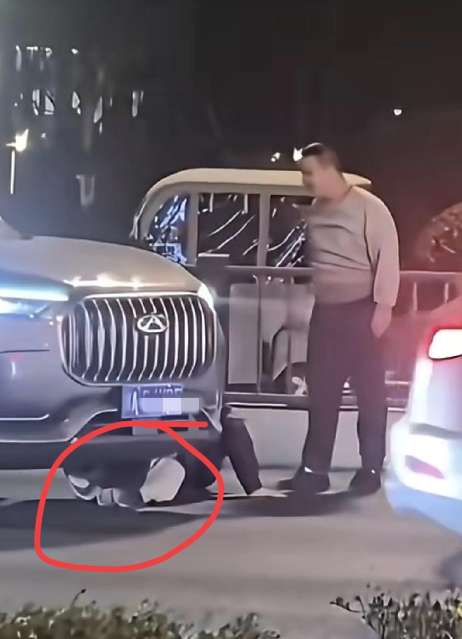 男子操作看呆众人，他开车将一女子的脚（或腿)压到，然后不顾伤者哭嚎，又把她架起塞