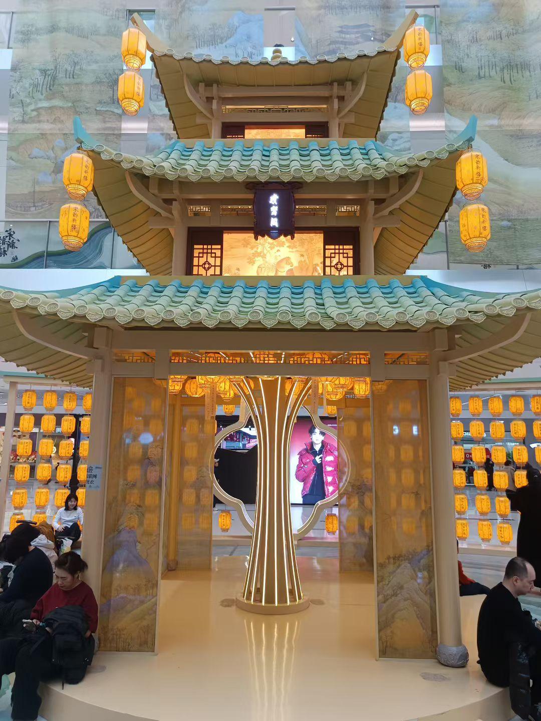 好久没有到市里逛街了，听说辽西郡已经开业很久了，里面很好玩。
趁着天气不错，赶紧