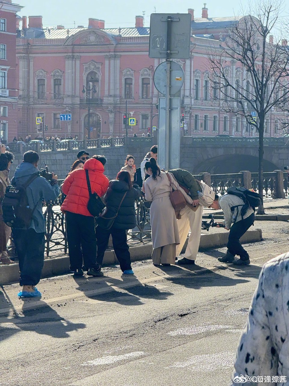 金莎孙丞潇录妻旅全程牵手异国街头全程牵手不松开，金莎孙丞潇甜度拉满，年下恋也太好