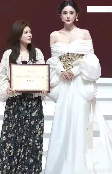 娜扎美成神仙了一边是现实中的美女，一边是仙境中的仙女。美女斜眼看比自己高出许多的