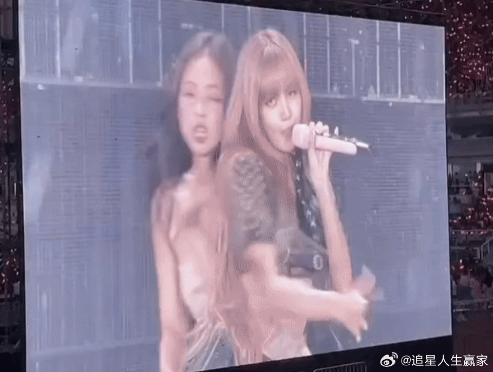 BLACKPINK演唱会，Jennie和Lisa是科切拉版本的双人舞！！回来了！