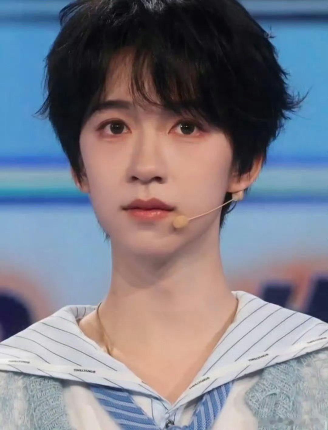 韩国爱豆看了一整晚贺峻霖粉丝直播该说不说贺峻霖完全大眼萌咪 