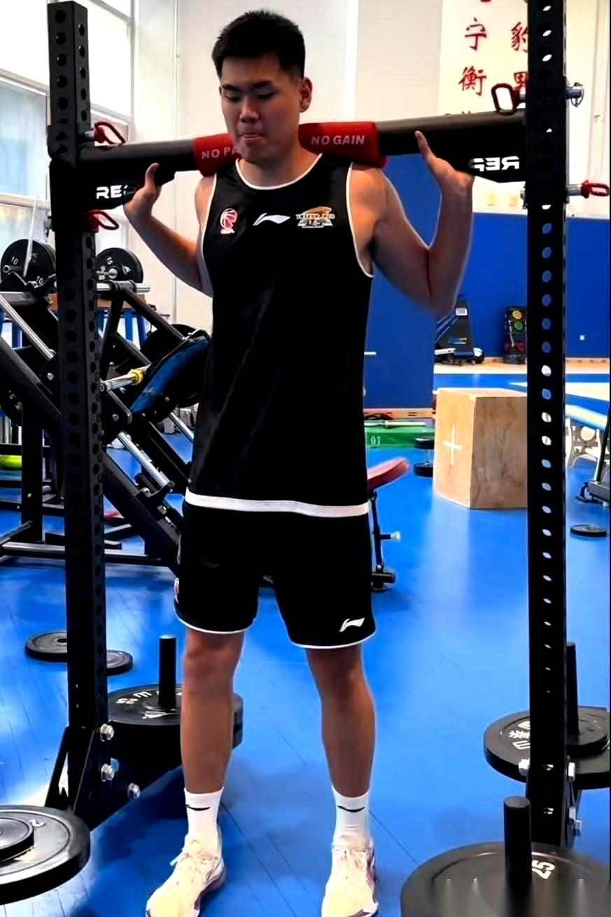 辽宁男篮的黄秋实和张峻豪回国了。
还没等俱乐部发话，黄秋实就一头扎进了力量房。有