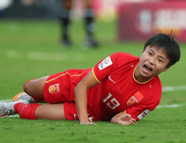 中国女足在年轻的日本女足二队，甚至可以说三队面前，居然上半场就丢了4粒进球，防线