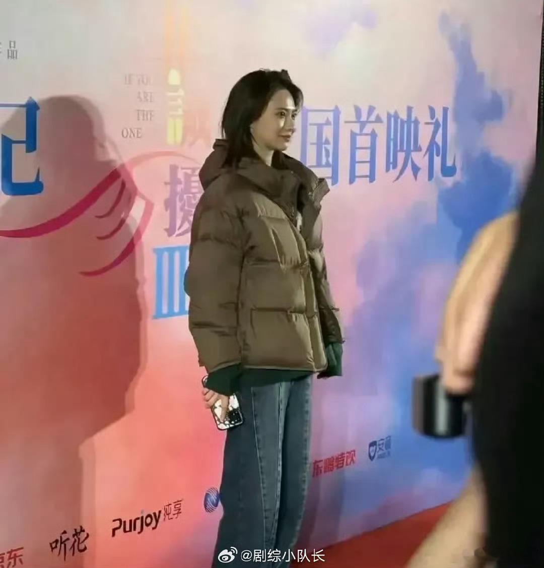 我支持女明星在冬天可以穿多一点走红毯，穿高定虽然美丽但是实在冻人 