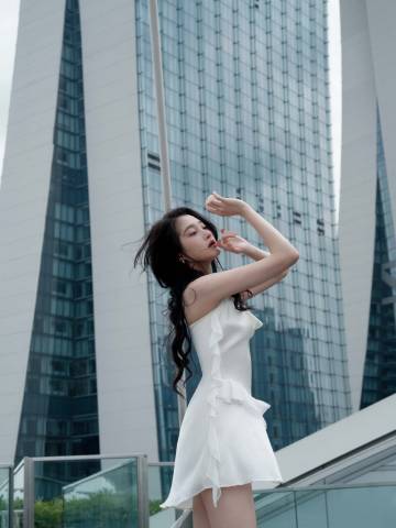 关晓彤和茉莉花适配度百分百一眼惊艳的茉莉感美人，关晓彤清新淡雅气质绝佳，和茉莉花