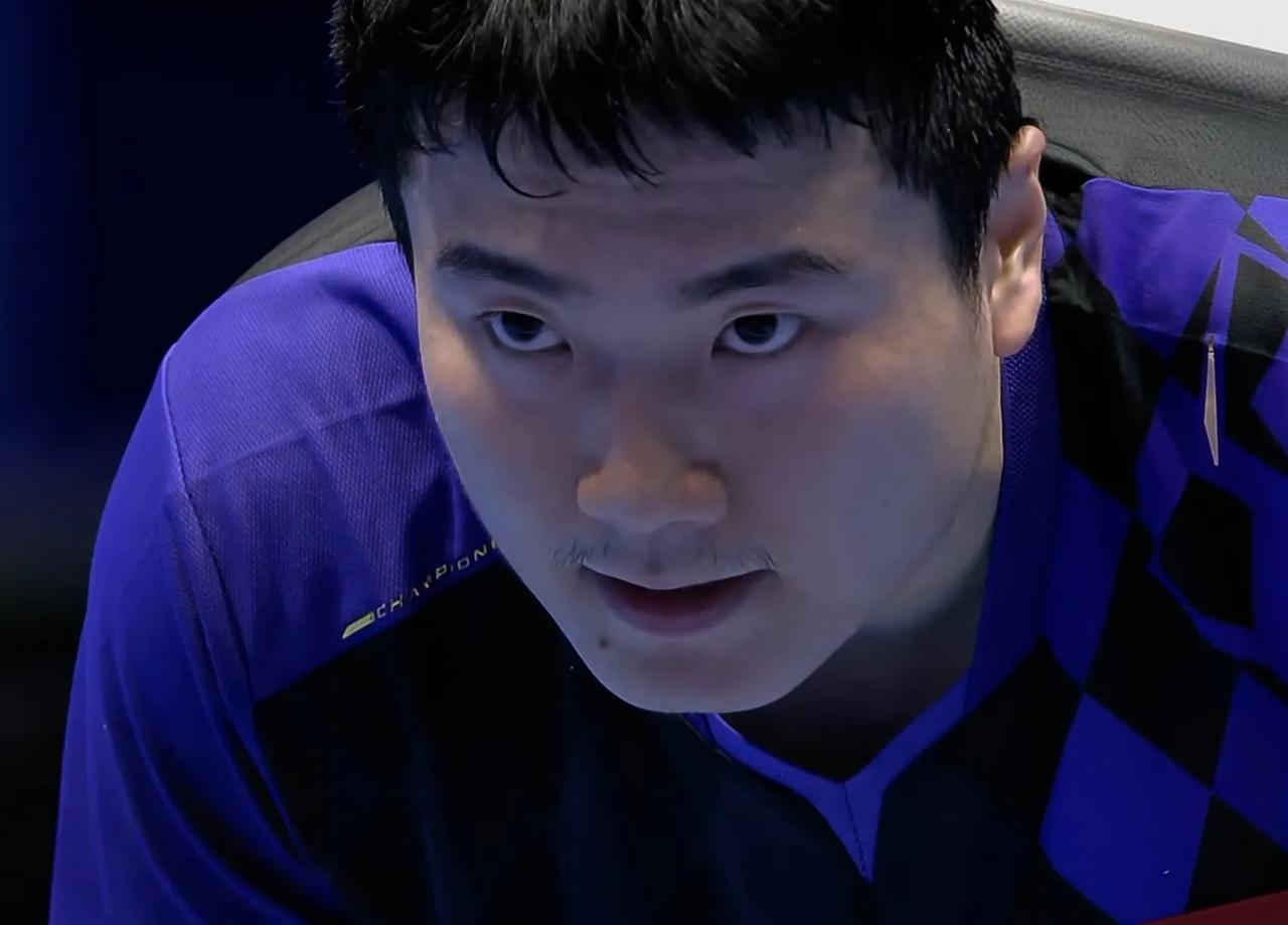 梁靖崑大比分3：2胜大逆转胜了张本智和，拿下第一盘胜利，
五局比分为8：11，4