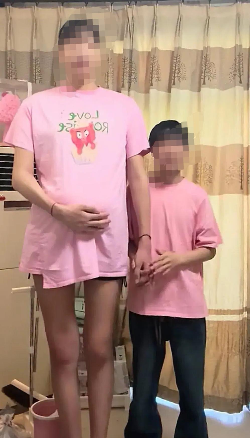 上聯：女漢子人高馬大；
下聯：小白臉小巧玲瓏。
橫批：天生一對