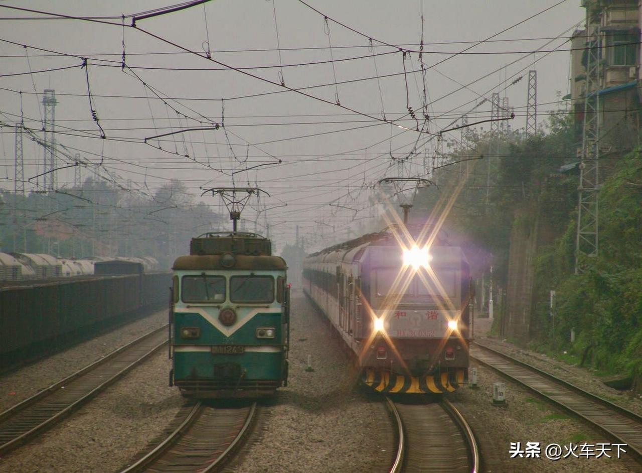 拍摄于2012年春节期间的图片，北京西开往重庆的T9次列车通过茄子溪车站，那时候
