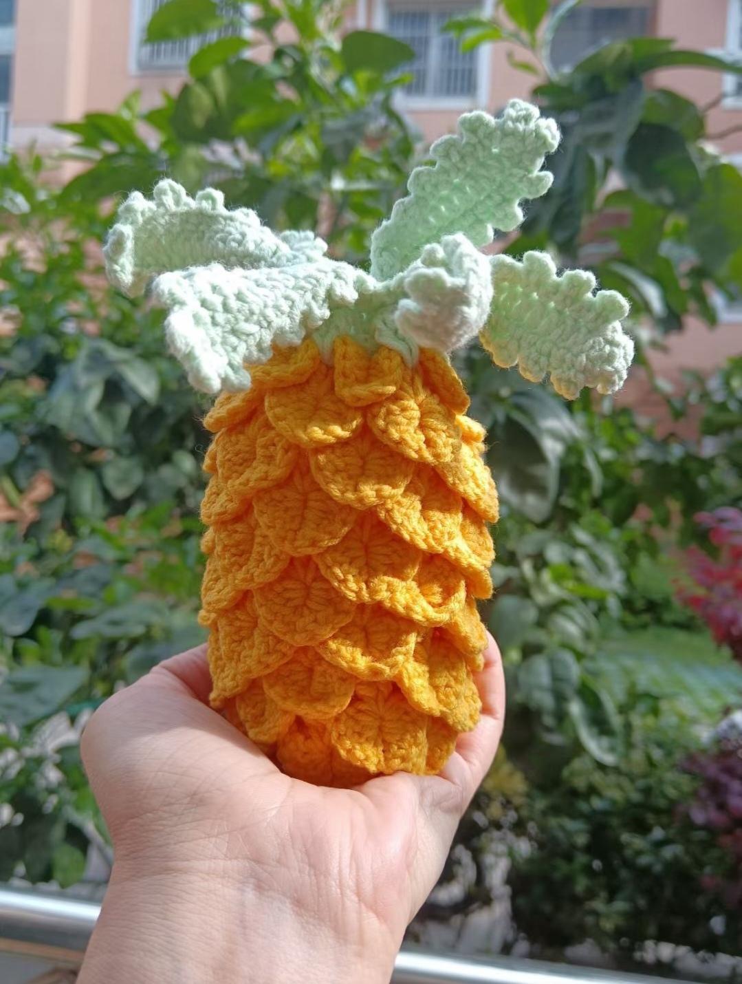 在家闲来无事，网上看到喜欢的毛线编织手工活，就买回来学着编织，对着图纸，钩织小动