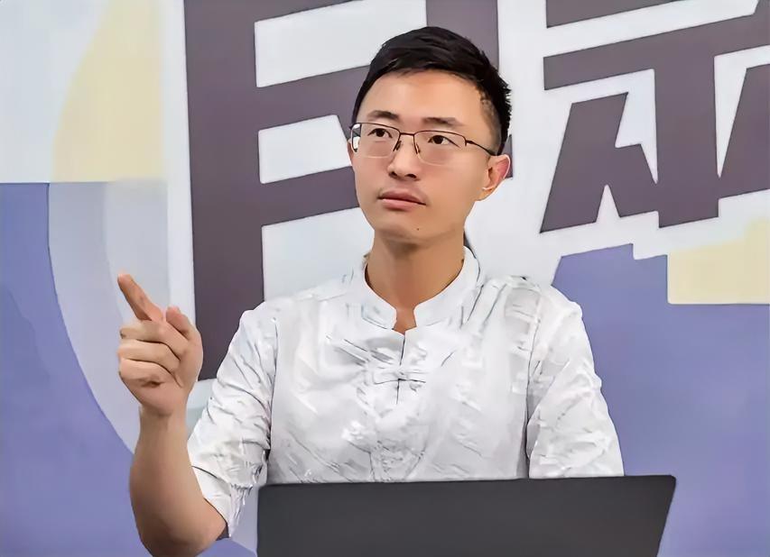 刚刚，侯汉廷公开呼吁：尽早将民进党赶下台。他表示，民进党不倒，台湾不会好；"台独