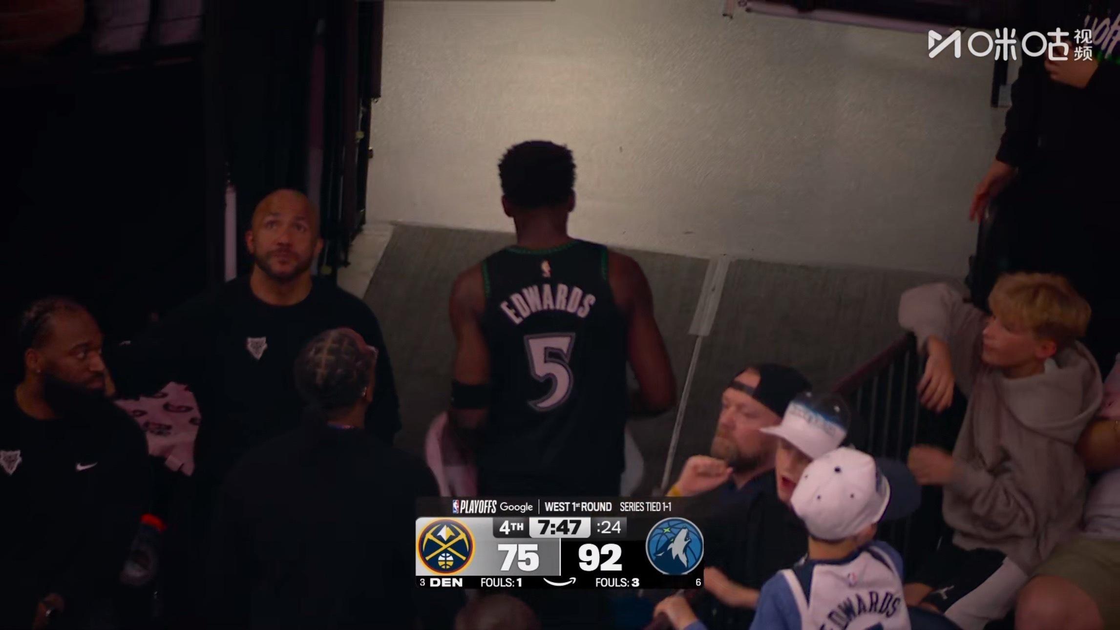 膝盖还是不舒服，华子又回更衣室了nba季后赛