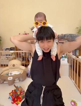 6月1日儿童节，一大早，歌手白举纲就像大家官宣了件喜事，他当爸了，女儿于去年出生