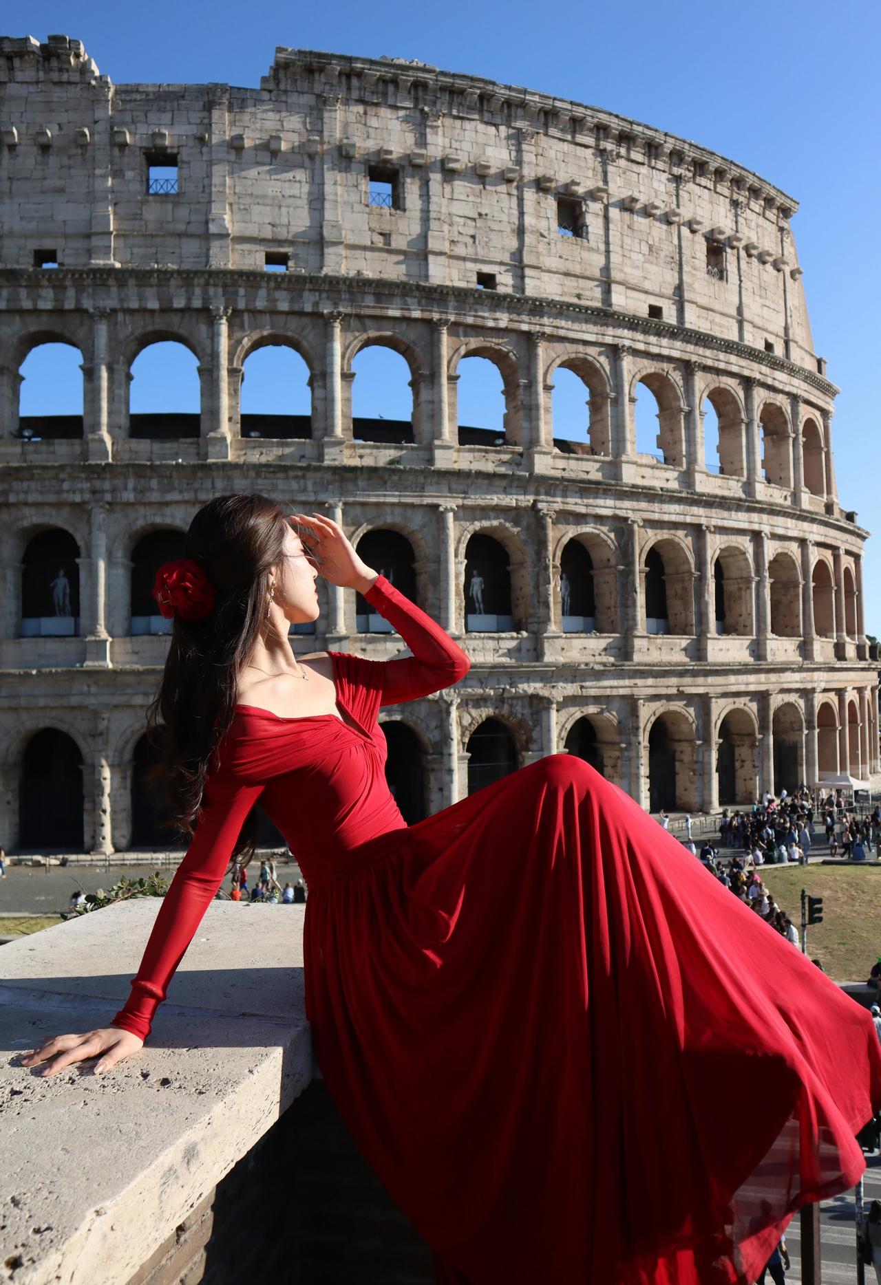 罗马假日，红裙与旧时光，
​千年沧桑，一抹惊鸿。