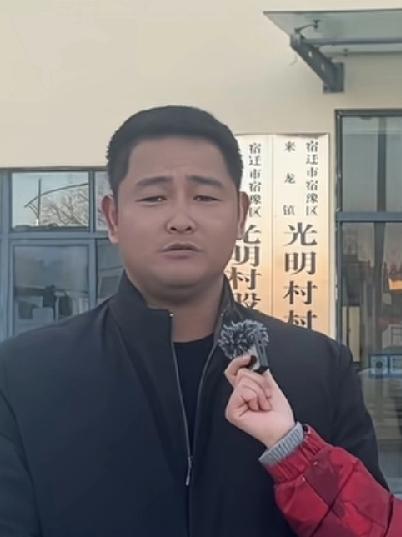 刘强东发年货了！光明村村支书张贵书记，透露今年3项活动安排:
1、27号，无人车