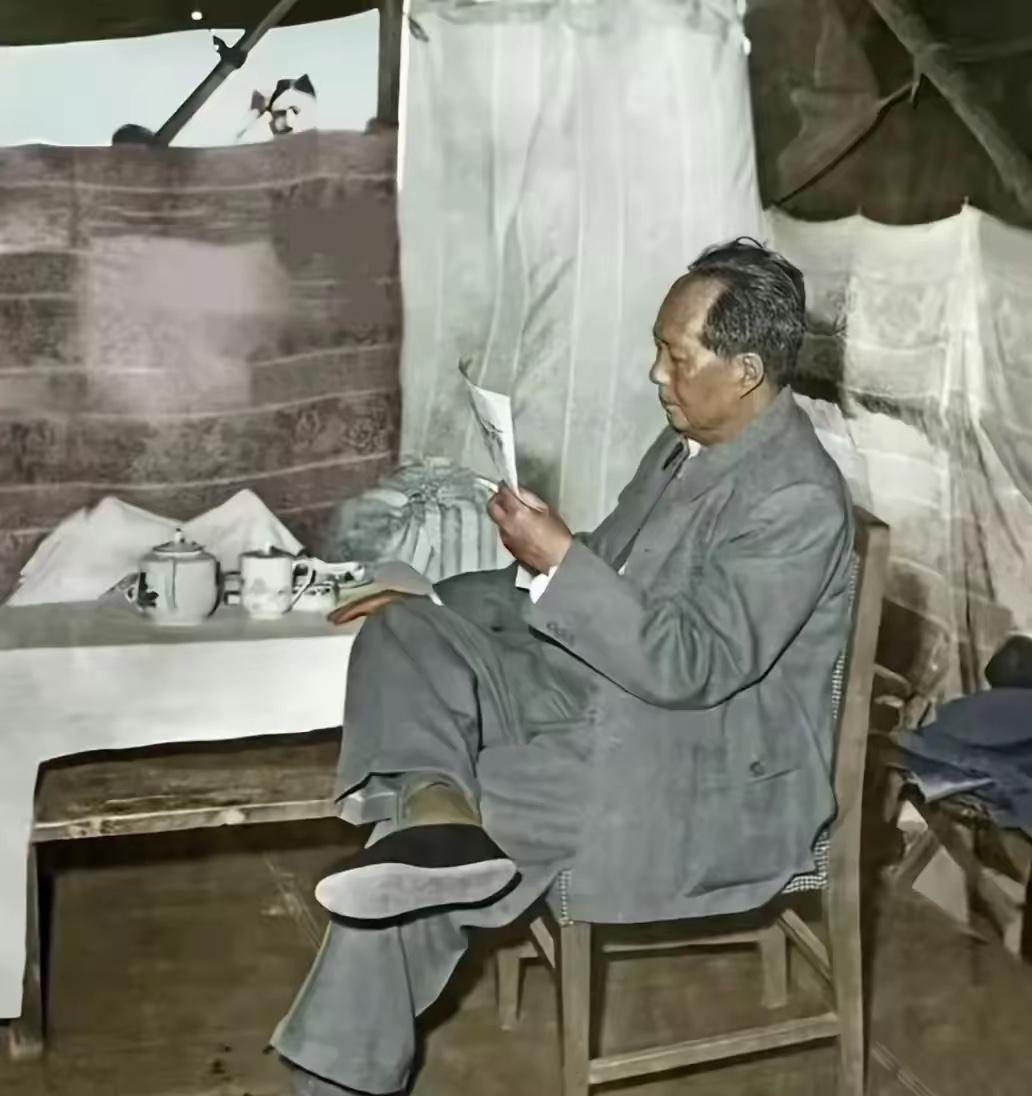 看哭了！这是毛主席艰苦岁月拍摄的侧身照，世界上任何一位统帅都没有毛主席的生活俭朴