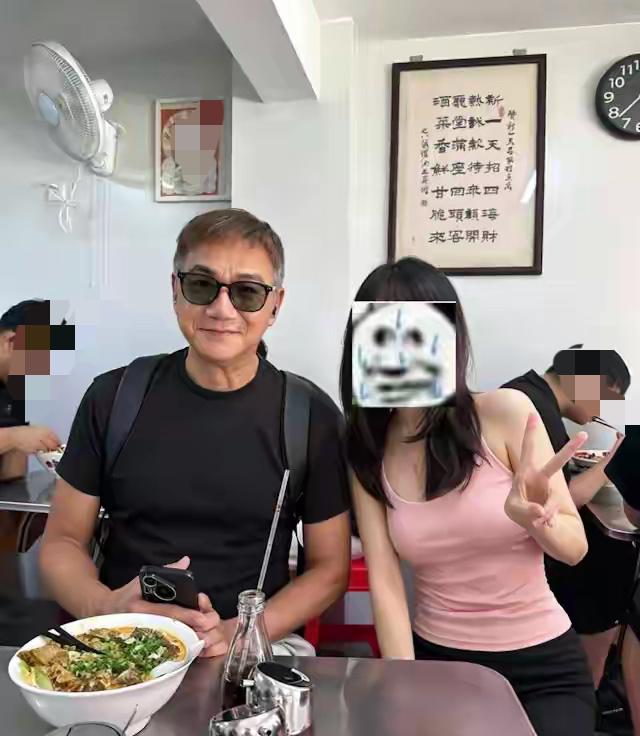 62岁的骆达华，在社交媒体公开近照，引发不少热议。

照片里他头发花白，有了岁月