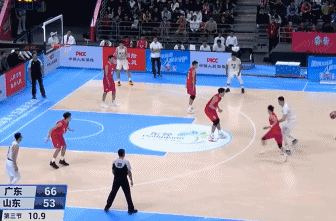 无愧国家队队长！赵睿轰进压哨三分，帮助广东59-43领先山东
北京时间11月4日