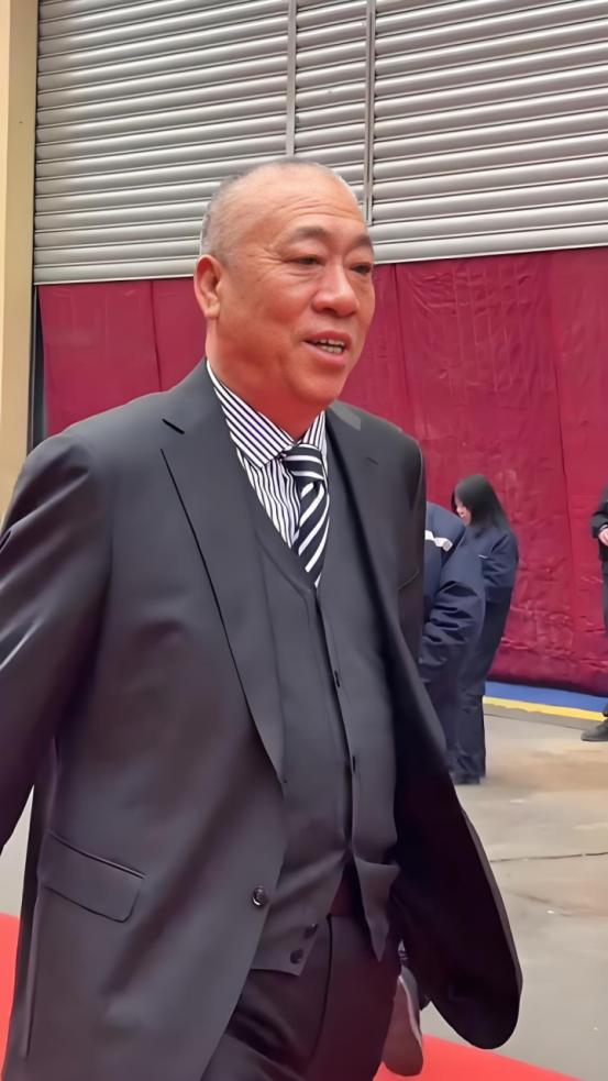 我就纳了闷了，河南新乡那个崔培军，网上看着发钱都不带眨眼的，结果当地司机跟我交了