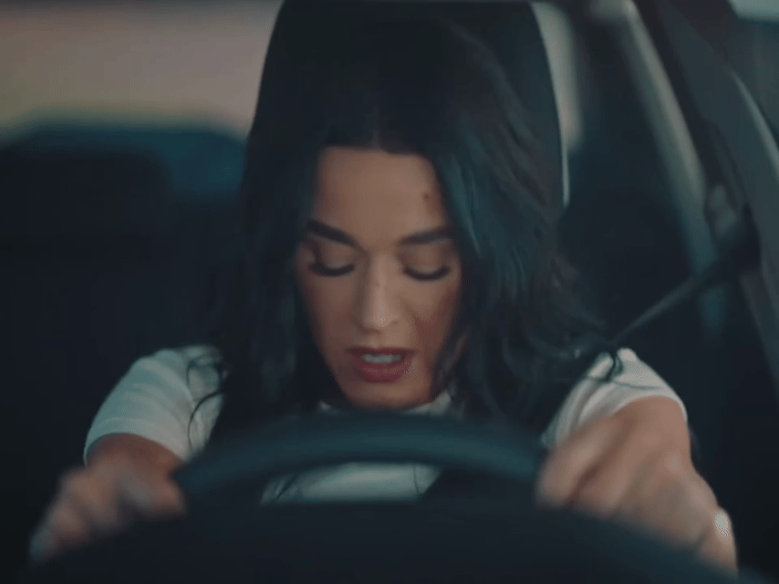 水果姐41岁正是闯中的年纪水果姐新歌《Bandaids》正式发布！歌好听，MV也