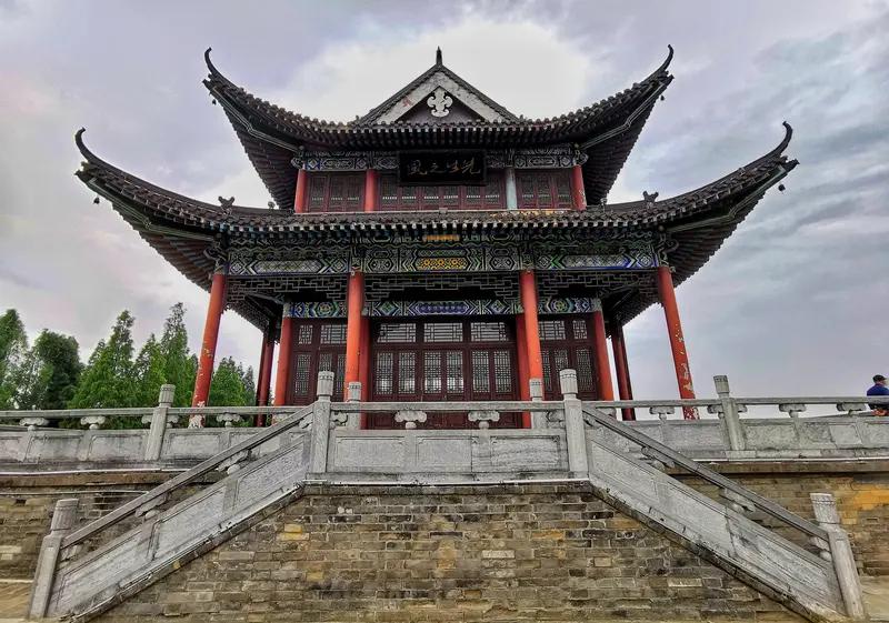 东汉房产避坑指南：五月盖房会秃头！
《风俗通义》警告：“五月盖房，令人头秃”。