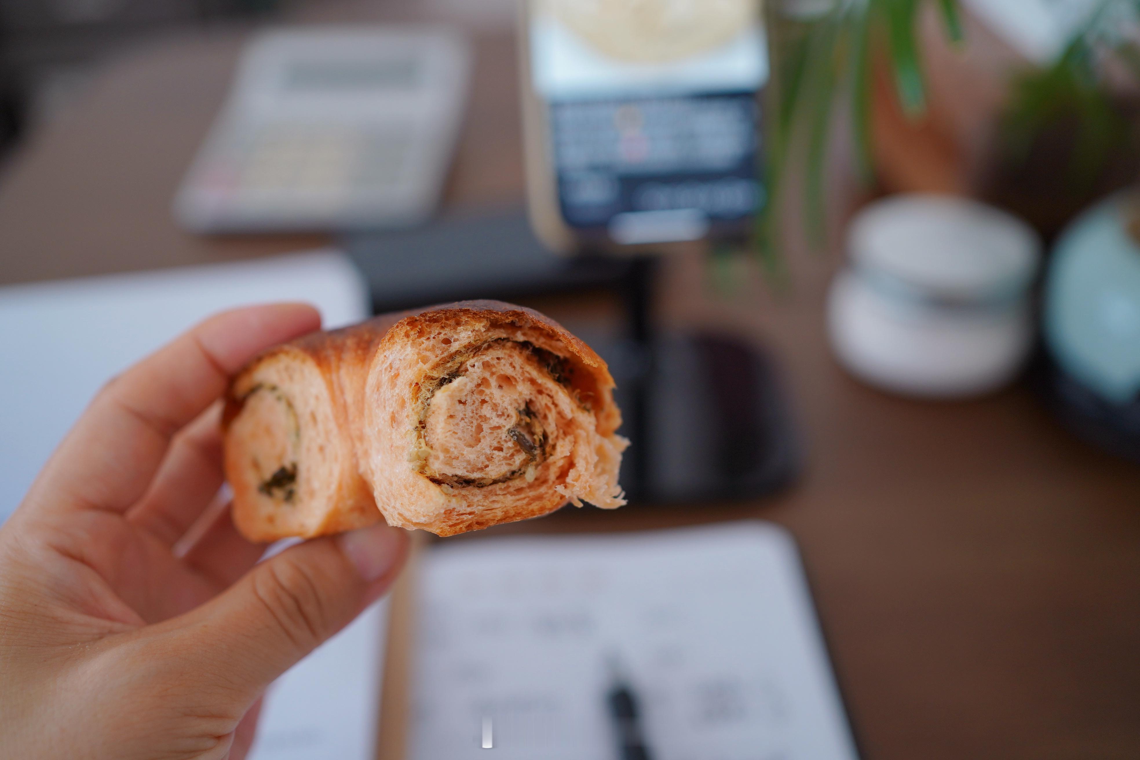 不是流行各种冻啃面包嘛，也来冻啃一个贝果。冷冻取出的贝果，回温个十来分钟，一口咬