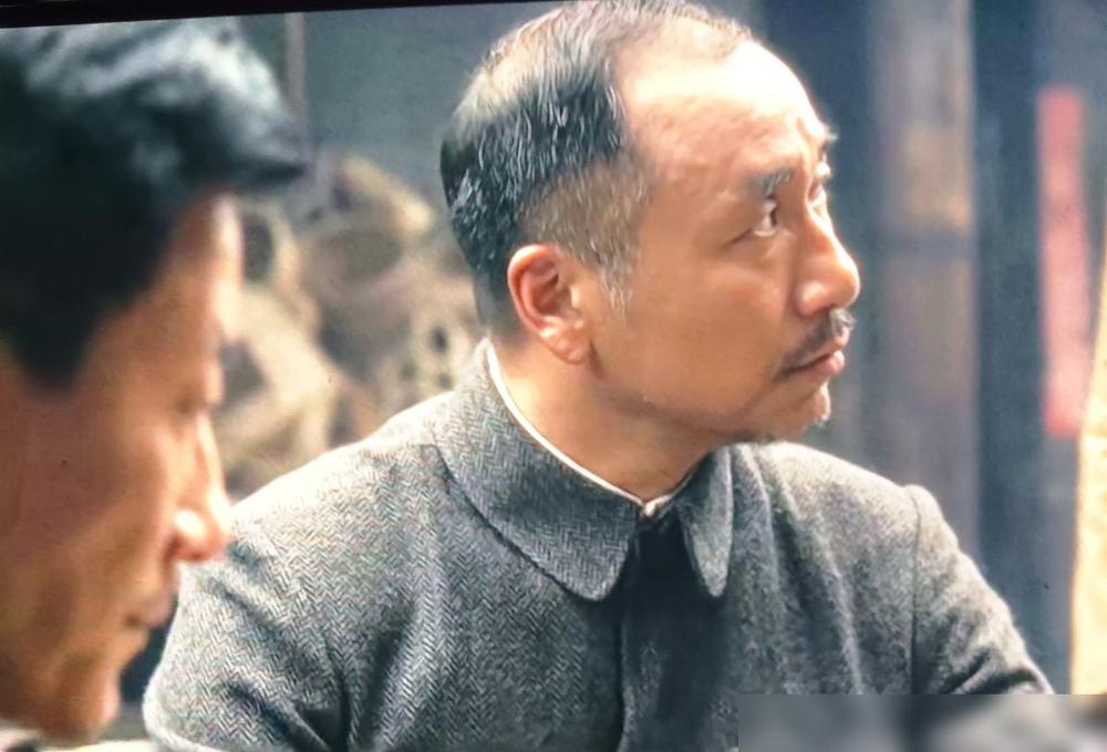 《伟大的长征》，第二十六集中，王家烈和随从正在贵阳街头吃米粉，忽然来了好多国民党