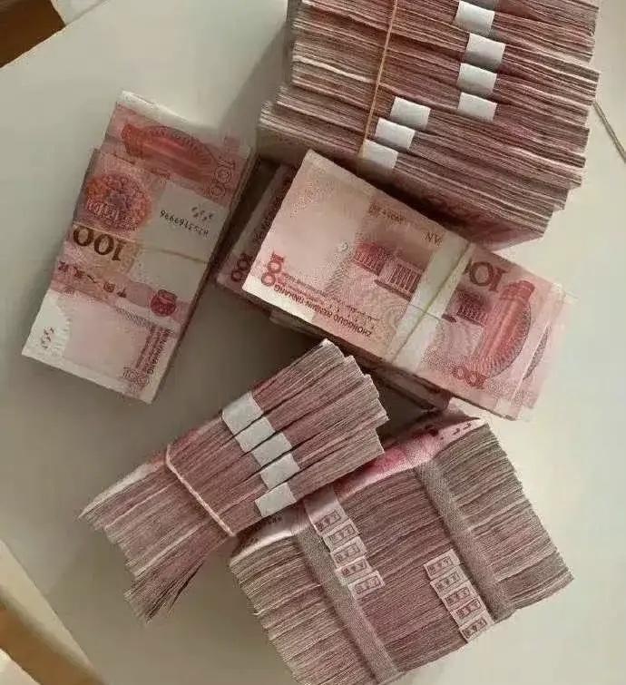 奉劝大家一句，就如今这个大趋势，如果手里有20万30万，第一件事就是拿去存起来，