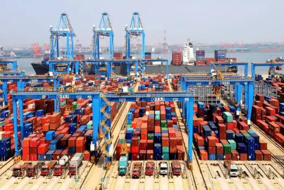 这场贸易战反倒有点“歪打正着”的意思，要是没这档子事，美国和全世界都没机会见识中