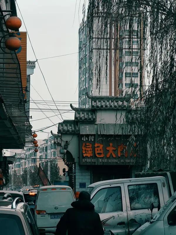 我认为年轻人来大城市就是逆天改命的机会。同样的工作，大城市跟小县城差距很大。
