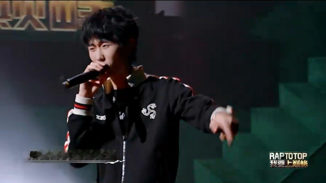 Bsh1把毒蛇搬到说唱巅峰Bsh1带着出圈曲目《唐·毒蛇》登上说唱巅峰的舞台，魔
