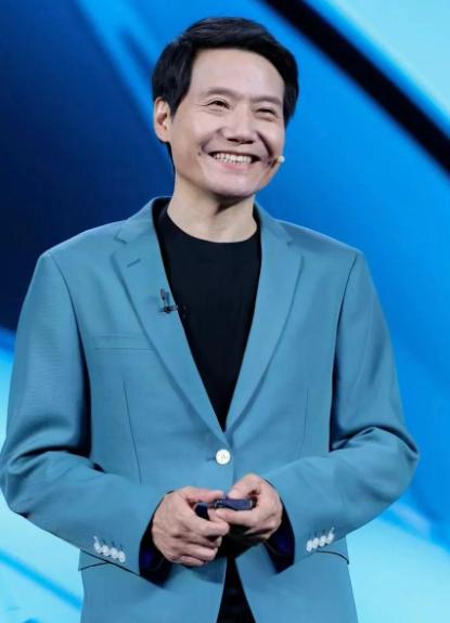 新车定价公布的一瞬间，观众起哄，直接炸场。雷军愣住两秒，随即苦笑——成本账明摆着