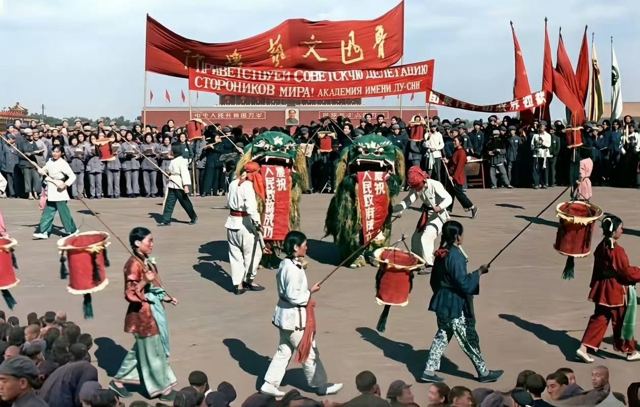 1949年，苏联摄影师记录的开国大典！
真实、质朴、直击人心
那一刻，中国人民从