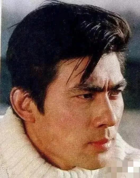 父母辈时候的顶流，
现在路上几乎看不到这种男人了。
审美到底是降级还是升级了呢？