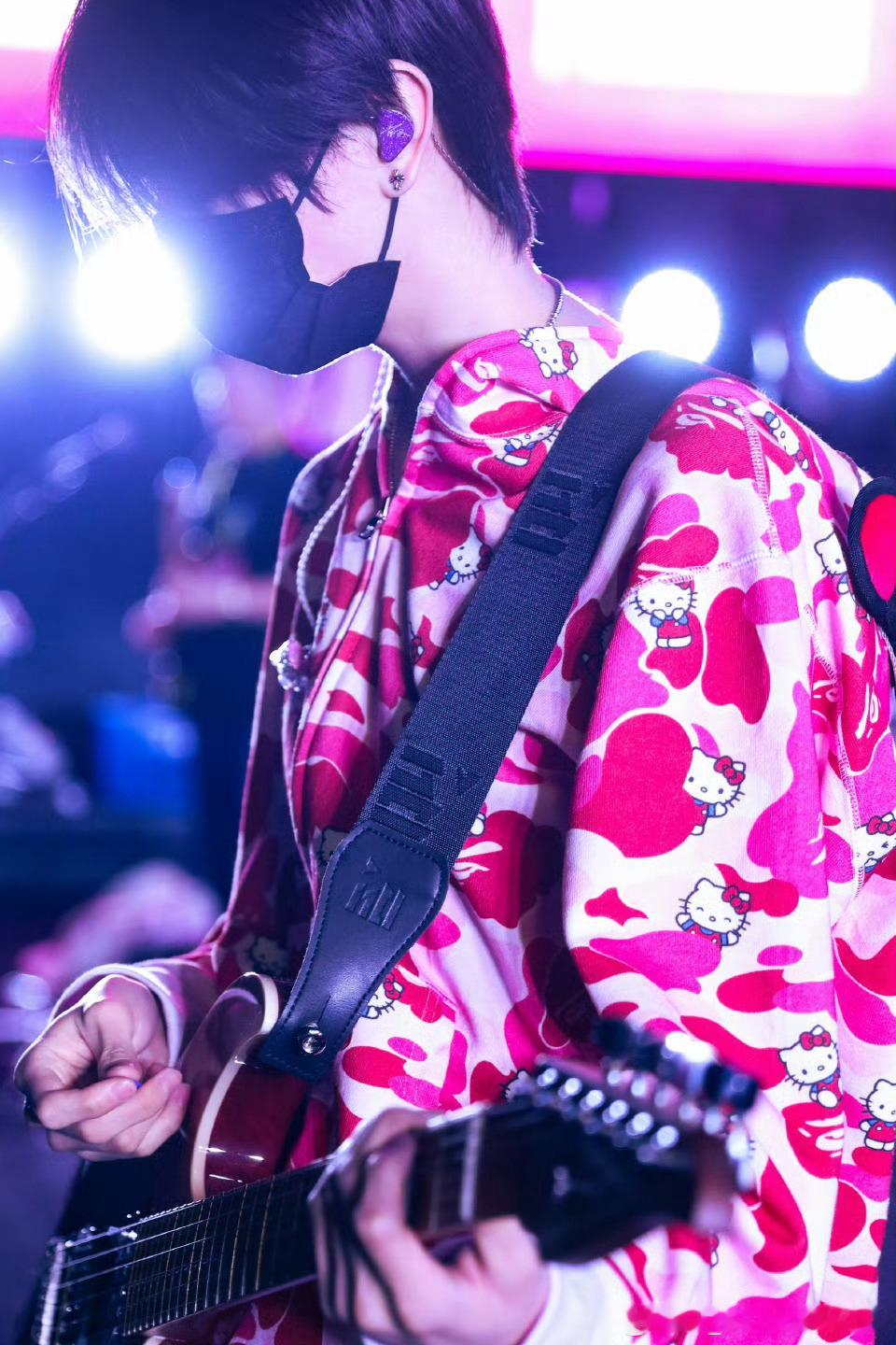 邓佳鑫童禹坤南京音乐节彩排照 邓佳鑫、童禹坤更新今天南京音乐节彩排照舞台上认真彩