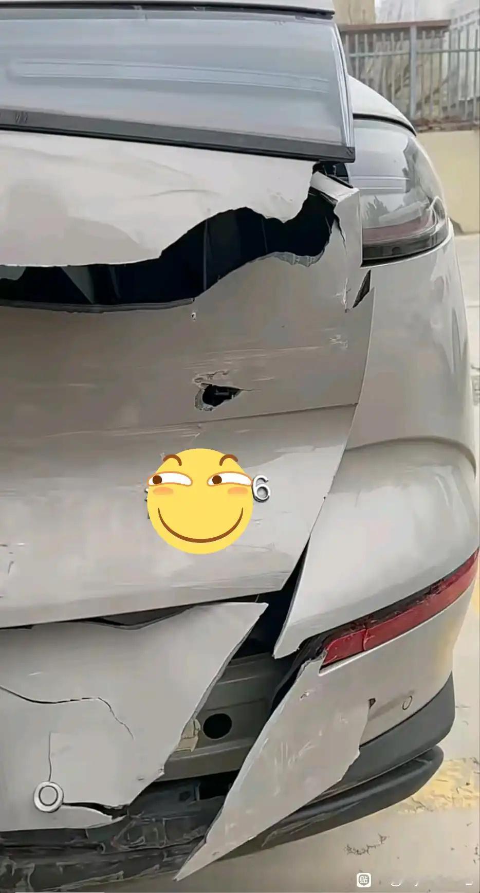 网友说这台车是塑料尾门，你们看看是吗？车标大家应该都认识吧