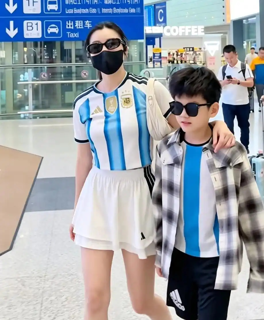 陈妍希带儿子回北京，小星星真帅，简直是迷你版的陈晓！母子俩都穿着球衣，看来小星星