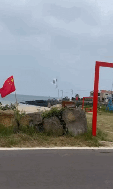 近日，韩国济州岛牛岛海岸边插有中国国旗五星红旗一事在韩国网络上引发广泛关注和争议