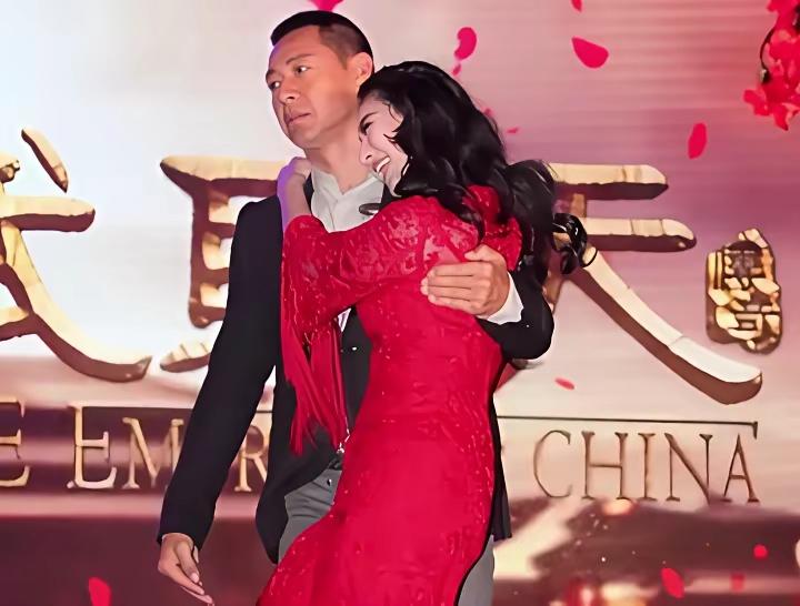 张丰毅真男人！能够把范大美女公主抱怀里，为什么还一脸不情愿的样子？